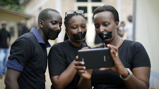 2015 m. gegužės 3 d. // VOA NEWS nuotr./Spaudos laisvės dieną Burundžio žurnalistai protestuoja prieš žiniasklaidos cenzūrą