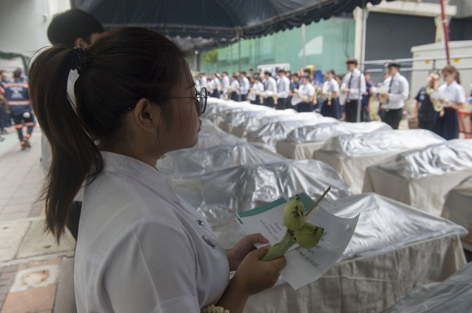 AFP/„Scanpix“ nuotr./Tailande medicinos studentai atsisveikino su kūnais, padėjusiais gilinti jų žinias