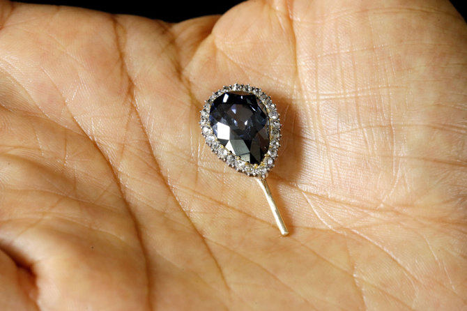 „Reuters“/„Scanpix“ nuotr./Žydrasis 6,16 karato kriaušės formos Farnezės deimantas