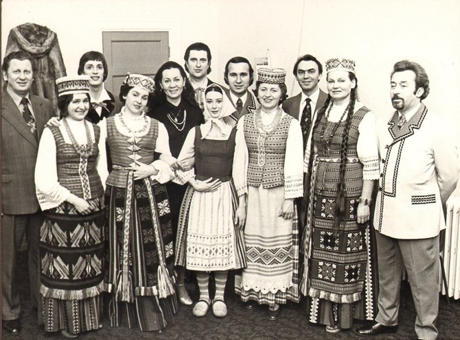 LMTA nuotr./Valentas Leimontas – dešinėje su Operos teatro artistais