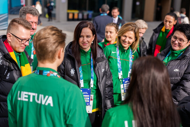 Vytauto Dranginio / LTOK nuotr./Olimpiniame kaimelyje Lietuvos sportininkus aplankė premjerė Inga Ruginienė. Jos patarėjas Povilas Saulevičius – kairėje.