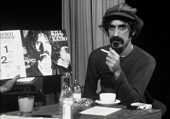 Kadras iš filmo „Pasprink savo klausimu – Frankas Zappa pasakoja apie save“