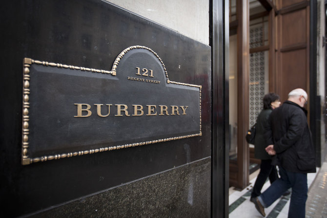 Vida Press nuotr./Mados namų „Burberry“ parduotuvė Londone