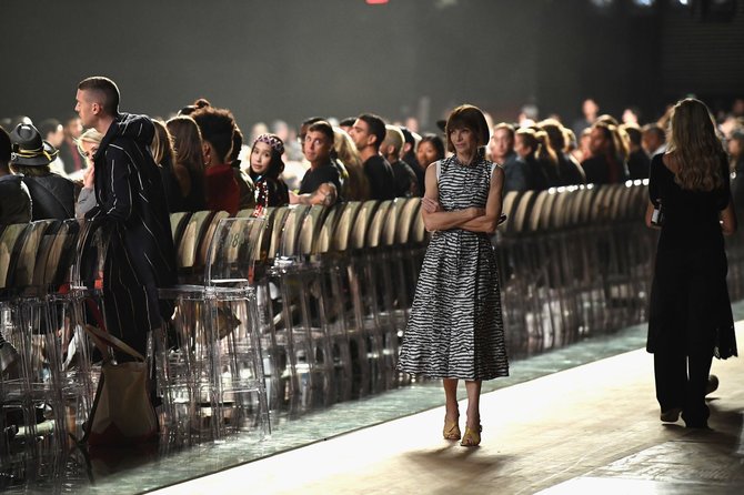 AFP/„Scanpix“ nuotr./Anna Wintour laukia prasidedančio „Marc Jacobs“ šou