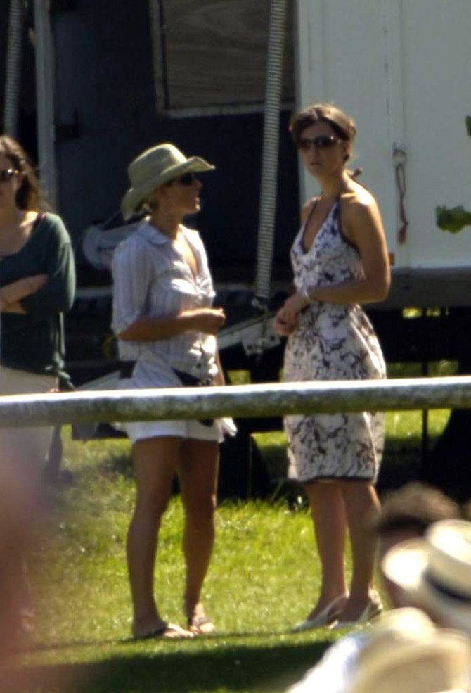 Vida Press nuotr./Kate Middleton (dešinėje)