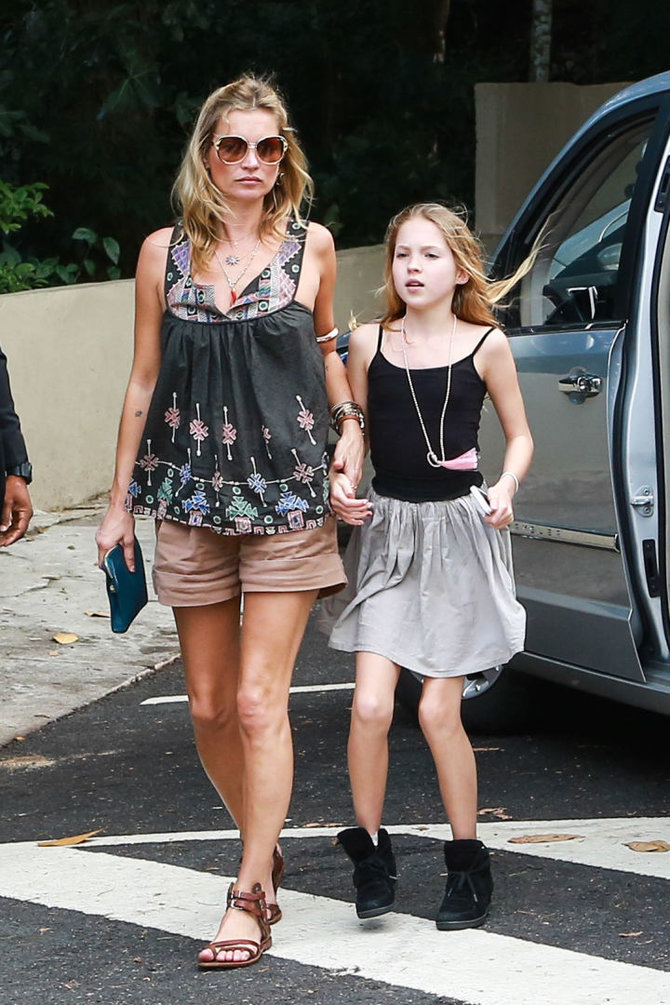 Vida Press nuotr./Kate Moss su dukra Lila Grace