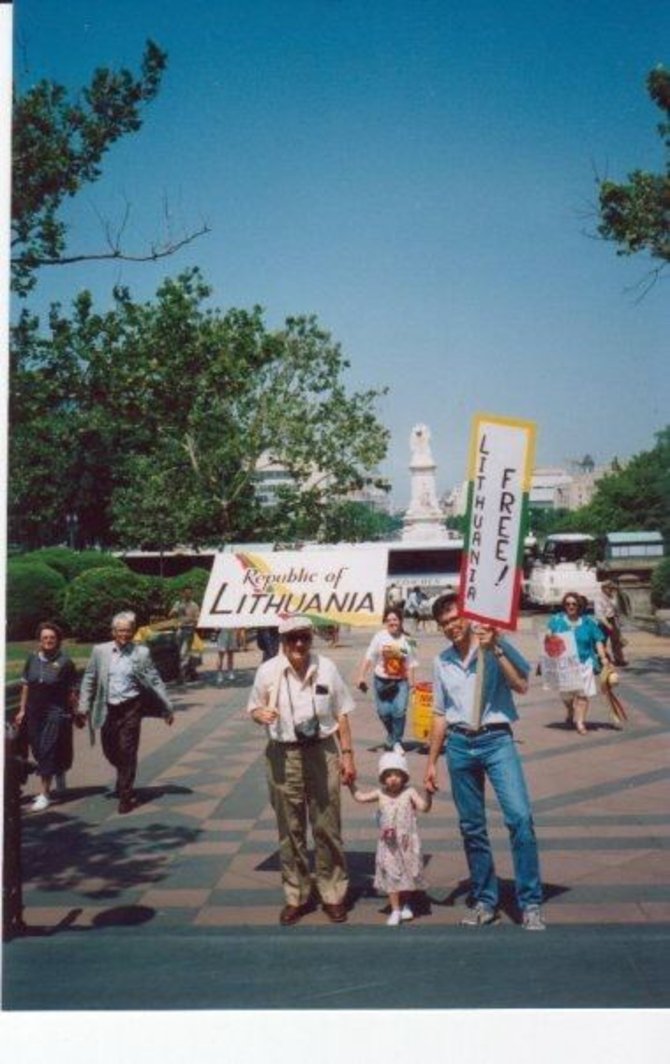 Asmeninio archyvo nuotr./Lindrė su seneliu ir tėčiu prie Kapitolijaus 1990 m.