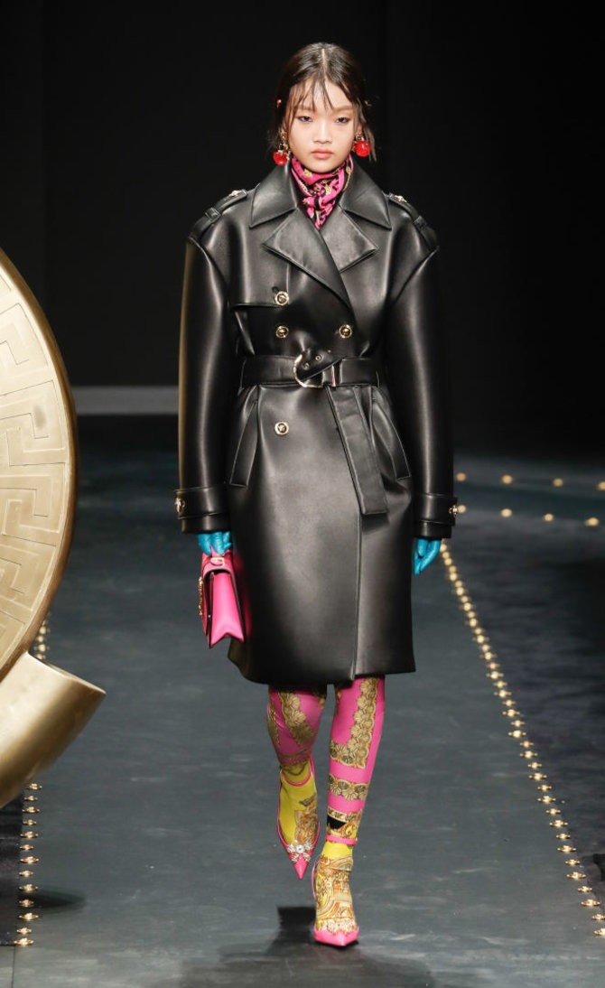 Vida Press nuotr./„Versace“ 2019–2020 m. rudens ir žiemos kolekcijos modelis