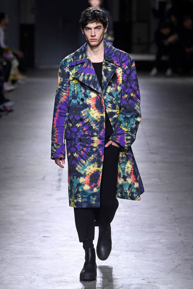 Vida Press nuotr./„Dries Van Noten“ 2019–2020 m. rudens ir žiemos kolekcijos modelis