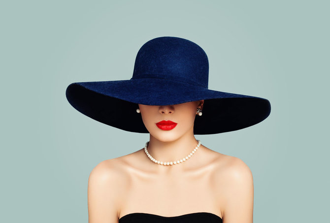 123RF.com nuotr./Klasikinės mėlynos spalvos skrybėlė