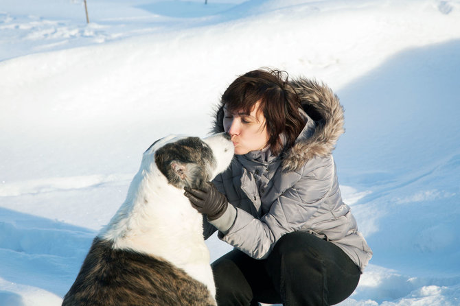 123RF.com nuotr./Moteris bučiuoja šunį