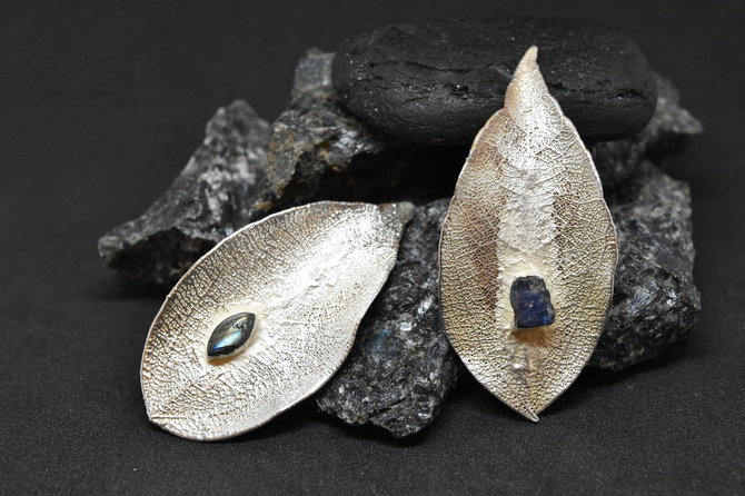 Asmeninio archyvo nuotr./Simono juvelyrikos dirbinys: sidabruotos lapų segės su mineralais