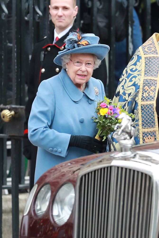 Vida Press nuotr./Karalienė Elžbieta II vilki dizainerio Stewarto Parvino paltą