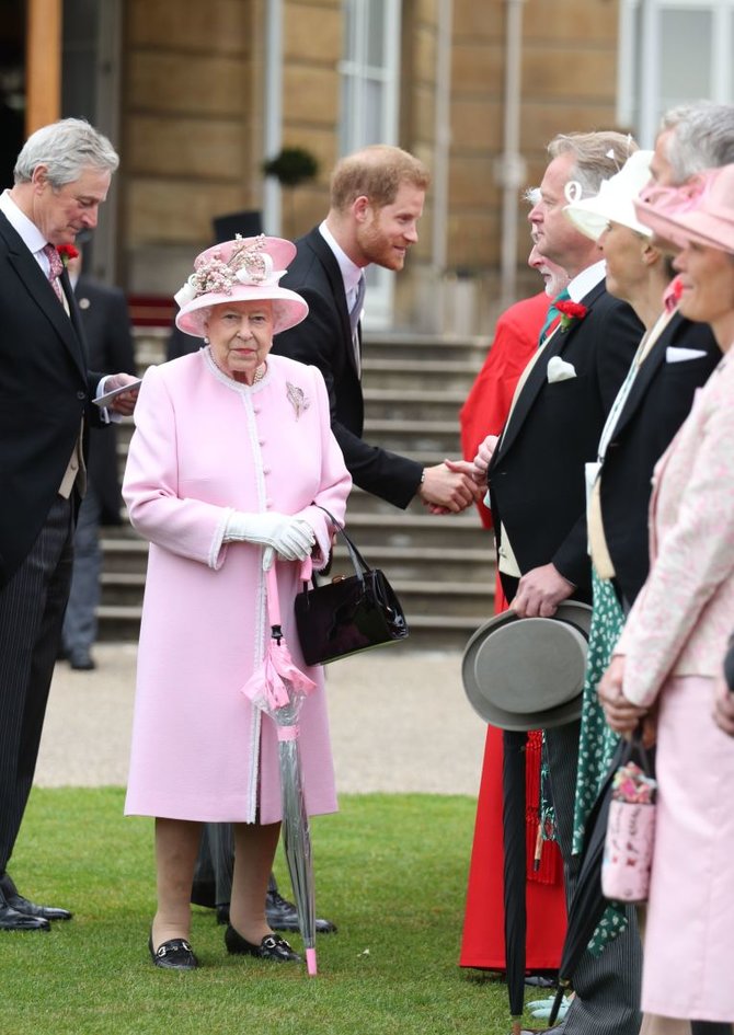 AFP/„Scanpix“ nuotr./Karalienė Elžbieta II vilki dizainerio Stewarto Parvino paltą