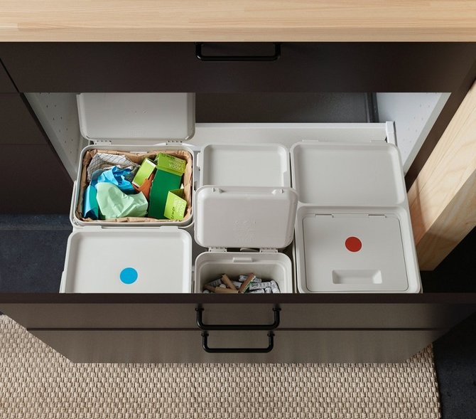 „Ikea“ nuotr./Atliekų rūšiavimo šiukšliadėžės su lipdukais