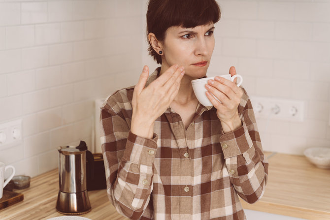 123RF.com nuotr./Moteris uodžia kavą