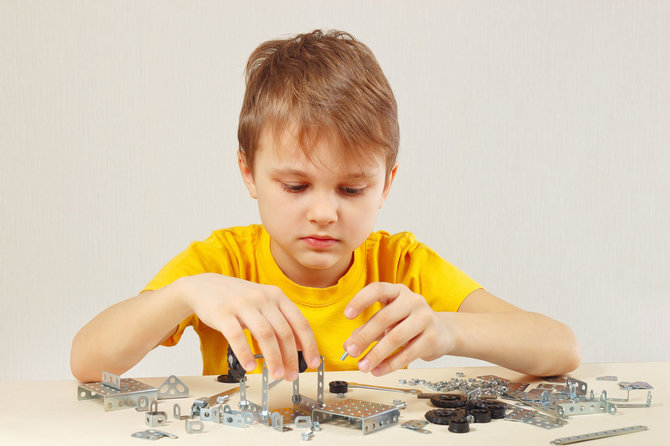 123RF.com nuotr./Vaikas žaidžia su konstruktoriumi