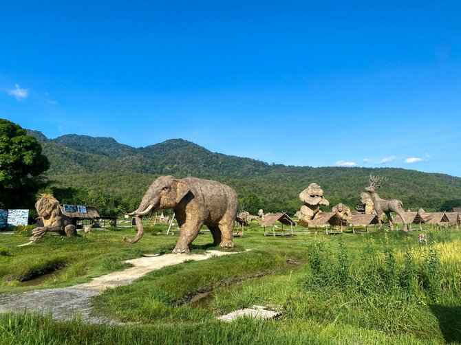Tailandieciai.lt nuotr./Iš šiaudų pagamintos gyvūnų skulptūros