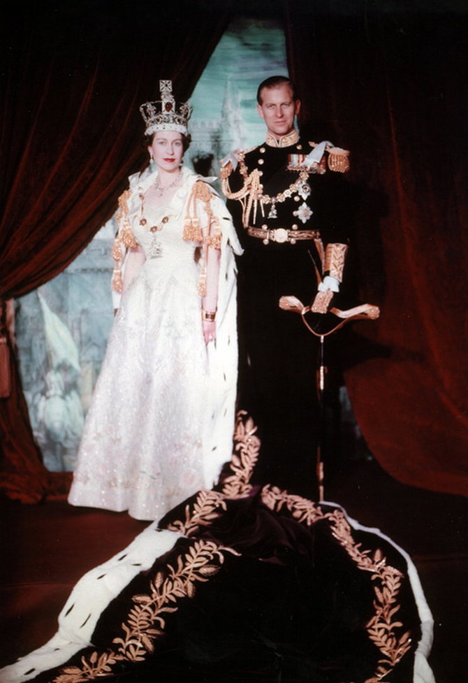 „Scanpix“/„Cover Images“ nuotr./Karalienė Elžbieta II su princu Phillipu po karūnacijos 1953-iaisiais