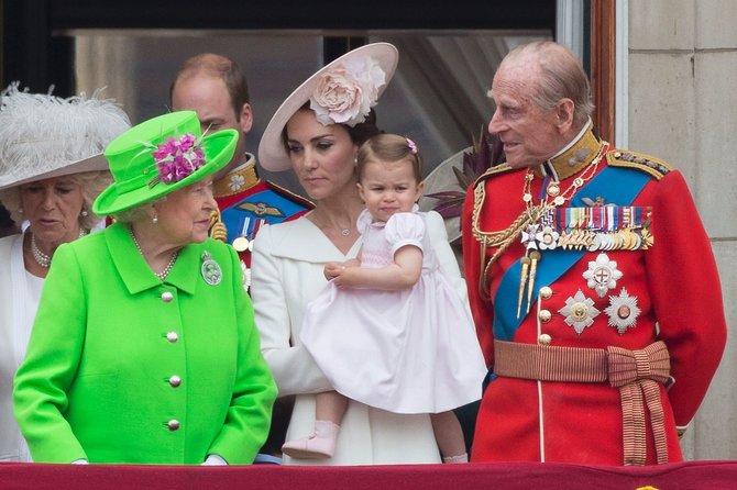 AFP/„Scanpix“ nuotr./Karalienė Elžbieta II, Kembridžo kunigaikštienė Catherine su dukra princese Charlotte ir princas Philipas (90-ojo karalienės gimtadienio minėjimas)
