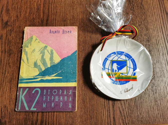 Asmeninio archyvo nuotr./Pirmojo Lietuvos alpinizmo pirmenybių čempiono Giedriaus Bernatonio padovanota knyga apie K2 viršūnę ir Vlado Vitkausko įteikta 7 viršūnių žygio atminimo lėkštelė, pasirašyta aukso rašalu
