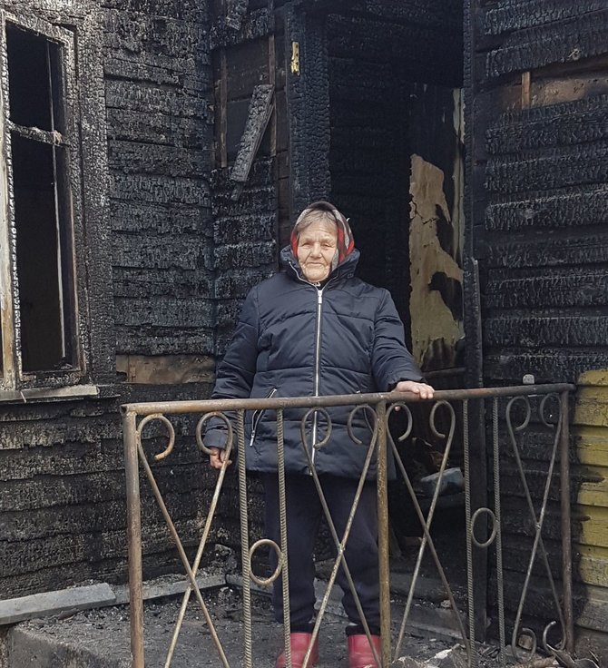 Asmeninio archyvo nuotr./Benedikta Liutkevičienė prie savo ugnies pasiglemžto namo