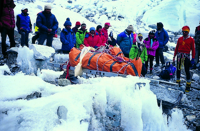 Vlado Vitkausko asmeninio archyvo nuotr./Pasang Lhamu kūnas, Vlado Vitkausko ir kitų gelbėtojų pargabentas į Everesto bazinę stovyklą