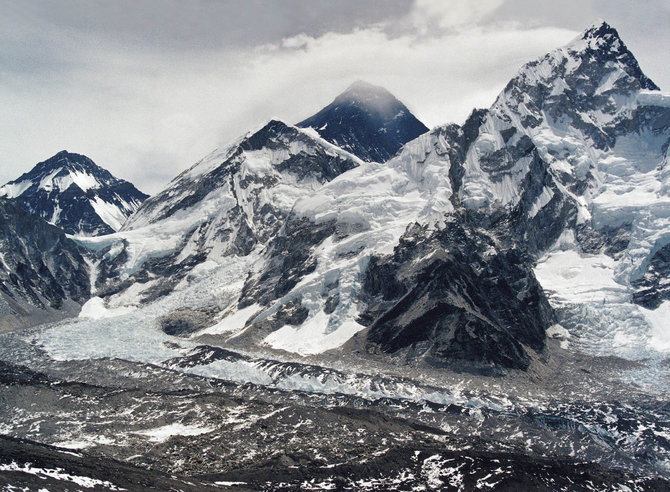 Vlado Vitkausko nuotr./Debesyse juoduojanti Everesto viršūnės piramidė, žvelgiant iš Khumbu slėnio