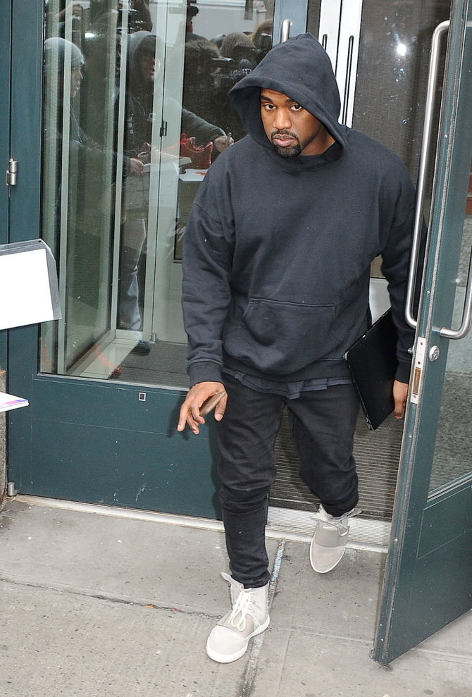 Vida Press nuotr./Kanye West avi „Louis Vuitton“ sportinius batelius