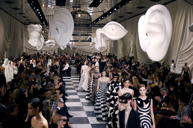 „Reuters“/„Scanpix“ nuotr./„Christian Dior“ aukštosios mados pavasario ir vasaros kolekcijos pristatymas Paryžiuje