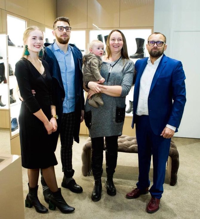 Asmeninio archyvo nuotr./Dizaineris Žanas Maslauskas (dešinėje) su šeima