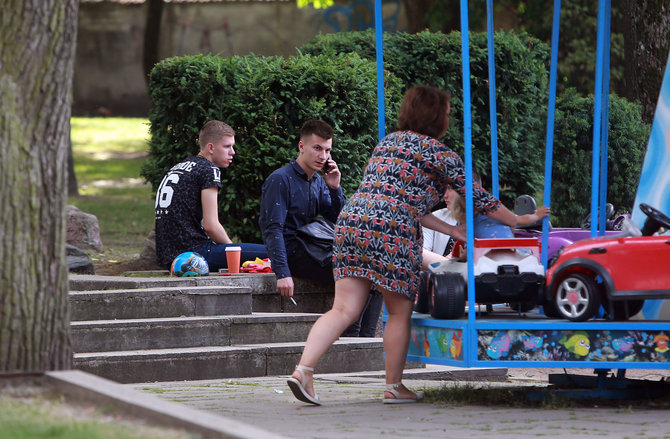 Aliaus Koroliovo/15min nuotr./Rūkymo draudimo zona Miesto sode