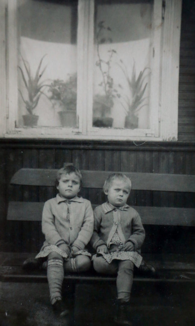 Šeimos nuotrauką/Vyriausios Lietuvos dvynės  Birutė ir Lilija  vaikystėje