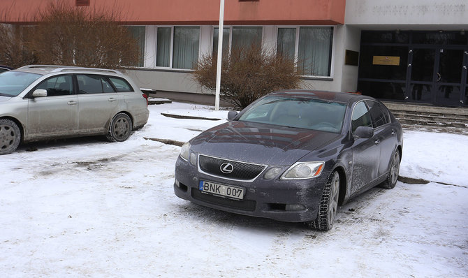 Aliaus Koroliovo / 15min nuotr./„Kapinių priežiūros“ direktoriaus Ričardo Čėsnos automobilis