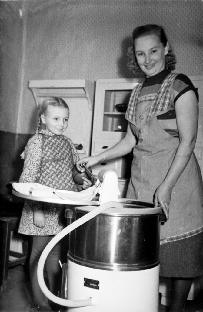 LCVA, 0-030133 nuotr./Akmenės rajono „Tarybinės vagos“ kolūkio kolūkietė namuose skalbia su nauja skalbimo mašina, 1961 m.