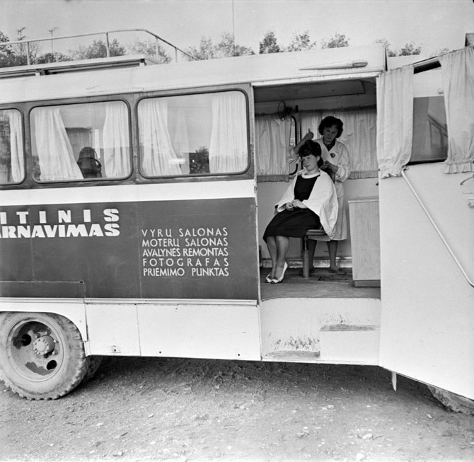 LCVA, 1-08885/Buitinio gyventojų aptarnavimo kombinatas buvo įkurtas 1962 m. Trūkstant patalpų, buvo pasitelkiami buitinio aptarnavimo automobiliai. Toks paslaugų teikimo būdas veikė gana ilgai.