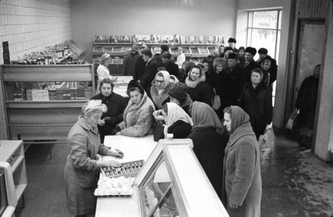 CVA, 0-026689/Gyventojų aptarnavimui Lietuvos SSR XX a. 7-ojo dešimtmečio pabaigoje buvo būdinga orientacija į parduotuvės, o ne pirkėjo interesus. Norint nusipirkti maisto, tekdavo stovėti trijose ar keturiose skirtingose eilėse, dėl skirtingų maisto produktų važinėti po kelias parduotuves, 1967 m.