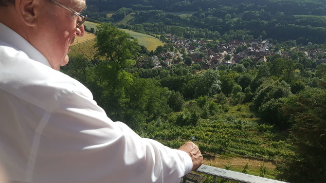 15min nuotr./Wolfgangas von Stettenas apžiūri miestelį pilies balkone