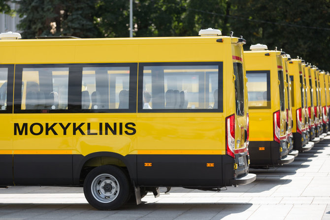 Žygimanto Gedvilos / BNS nuotr./Naujų mokyklinių autobusiukų perdavimo mokykloms šventė