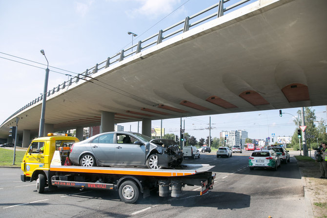 Žygimanto Gedvilos / 15min nuotr./Šalia Spaudos rūmų automobilis rėžėsi į stulpą