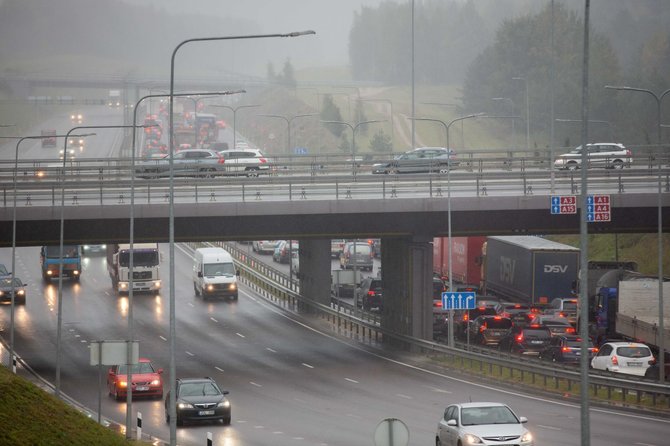 Žygimanto Gedvilos / 15min nuotr./Automobilių spūstys Vilniaus vakariniame aplinkkelyje