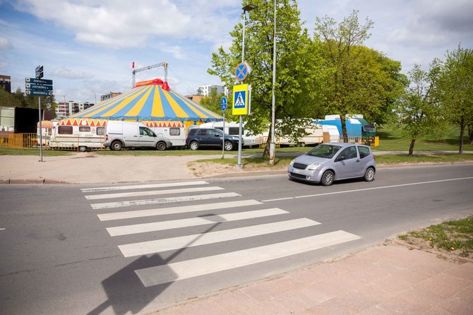 Žygimanto Gedvilos / 15min nuotr./Cirko palapinė šalia daugiabučių Medeinos gatvėje