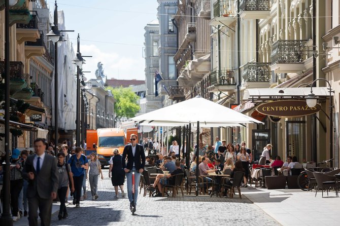 Žygimanto Gedvilos / 15min nuotr./Lauko kavinių staliukai ant Vilniaus gatvės šaligatvio