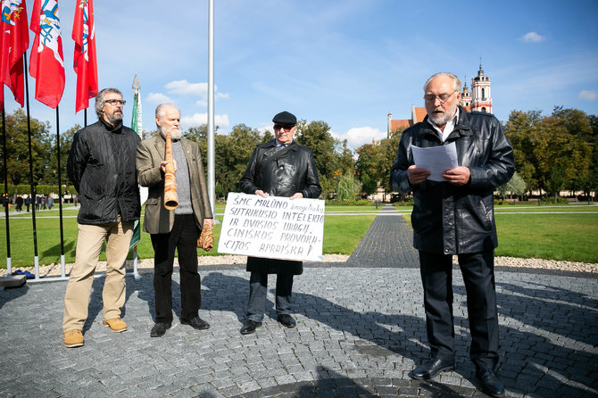 Žygimanto Gedvilos / 15min nuotr./Protestas dėl Laisvės kalvos monumento Lukiškių aikštėje