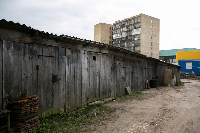 Žygimanto Gedvilos / 15min nuotr./Nemalonūs kvapai sklinda iš šių sandėliukų.