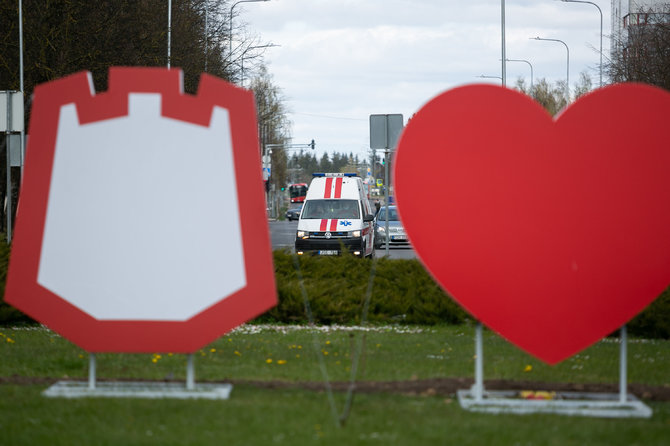 Žygimanto Gedvilos / 15min nuotr./Padėkos medikams ženklas prie Santaros klinikų