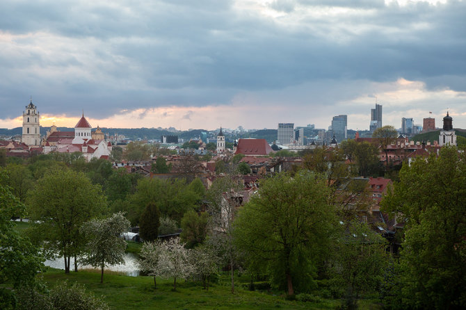 Žygimanto Gedvilos / 15min nuotr./Lietaus nuplauti Vilniaus stogai ir bokštai