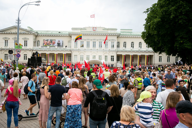 Žygimanto Gedvilos / 15min nuotr./Valstybės vėliavų pakėlimo ceremonija