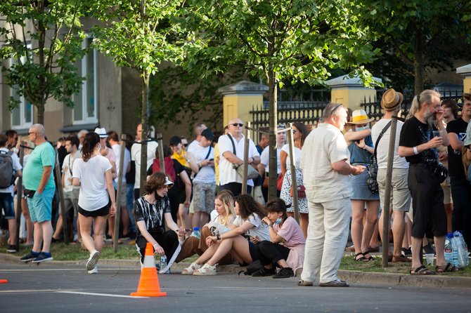 Žygimanto Gedvilos / 15min nuotr./Žmonės prie Baltarusijos ambasados Vilniuje