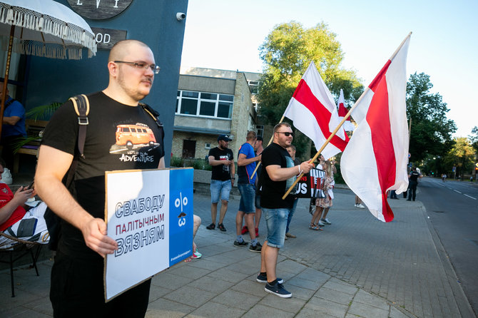 Žygimanto Gedvilos / 15min nuotr./Žmonės prie Baltarusijos ambasados Vilniuje